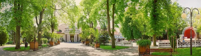 Widok na park zdrojowy w uzdrowisku Polanica.