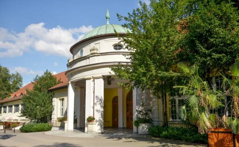 Widok na wejście do zabytkowego budynku uzdrowiska.
