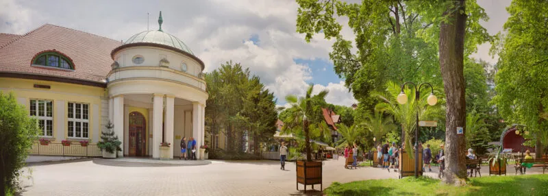 Widok na trasę spacerową i główny budynek uzdrowiska w Polanicy