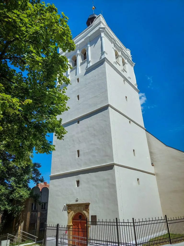 Biała wieża kościoła