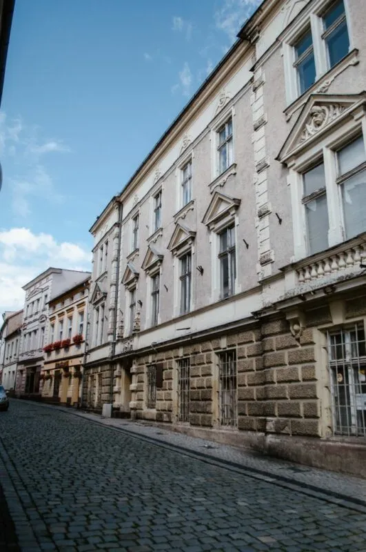 Ulica z dwupiętrowymi kamieniczkami