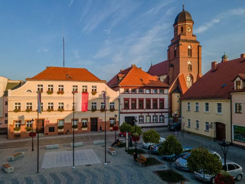 Kamienice na starym mieście w słoneczny dzień z przejrzystym niebem