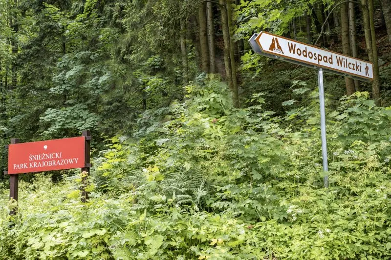 Zdjęcie znaków drogowych z brązowym znakiem oraz czerwonym