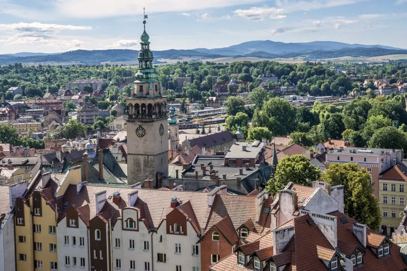 Widok z lotu ptaka na miasto Kłodzko oraz przyroda w tle.