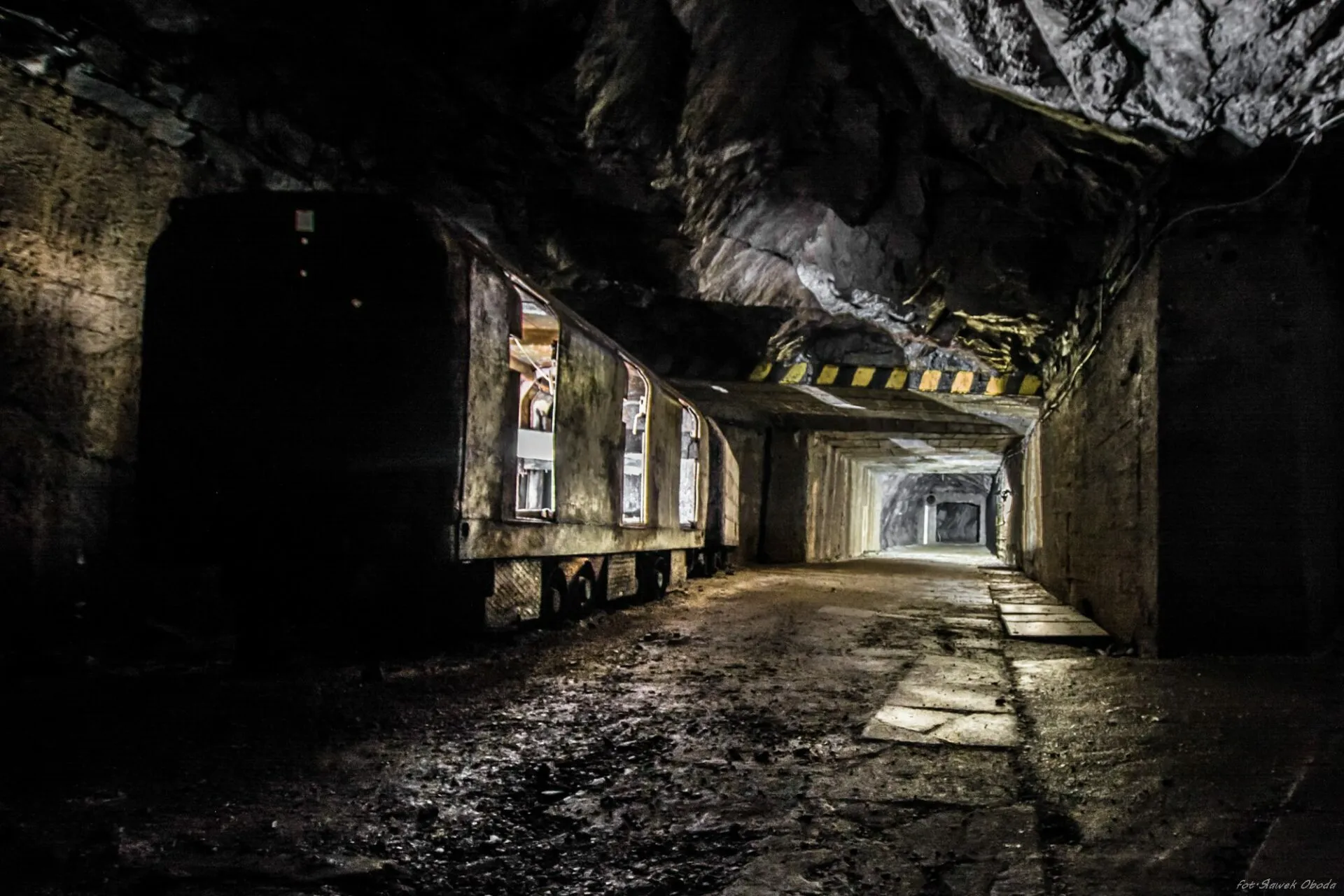 صورة مرسومة بخطوط ناعمة تُظهر نفقًا متوسط ​​الطول بعناصر بيضاء وعربة على الجانب الأيسر