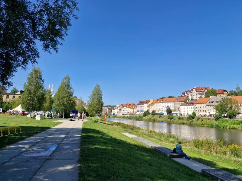 Widok na Zgorzelec z lewego, niemieckiego brzegu rzeki Nysa Łużycka. Zdjęcie wykonane przy słonecznej pogodzie i bezchmurnym niebie.