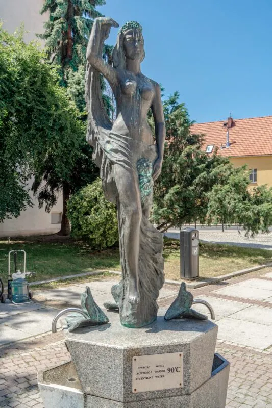 Wodopój z posągiem.