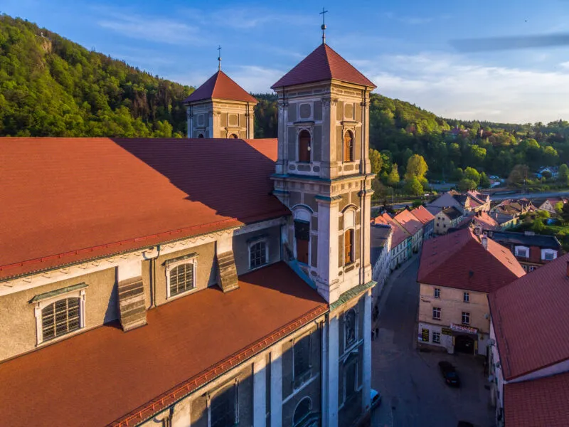 Widok z wysokości na kościół z wieżami w otoczeniu gór