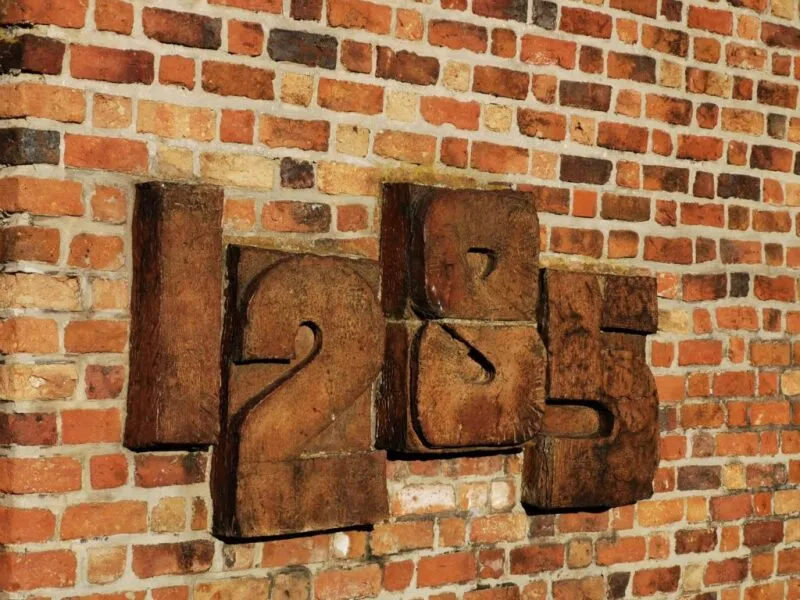 Rok "1285" na ceglanym murze.