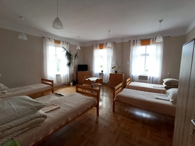 Wnętrze pokoju wieloosobowego pokoju noclegowego z 4 łóżkami pojedynczymi 
