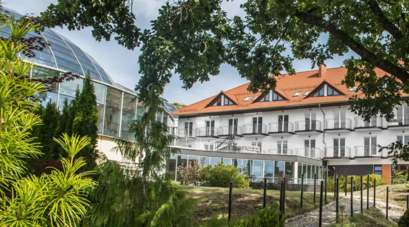 Widok na hotel, wśród zieleni.