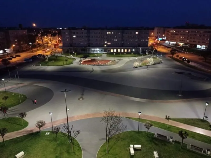 Widok nocą na płytę Rynku w Oleśnicy