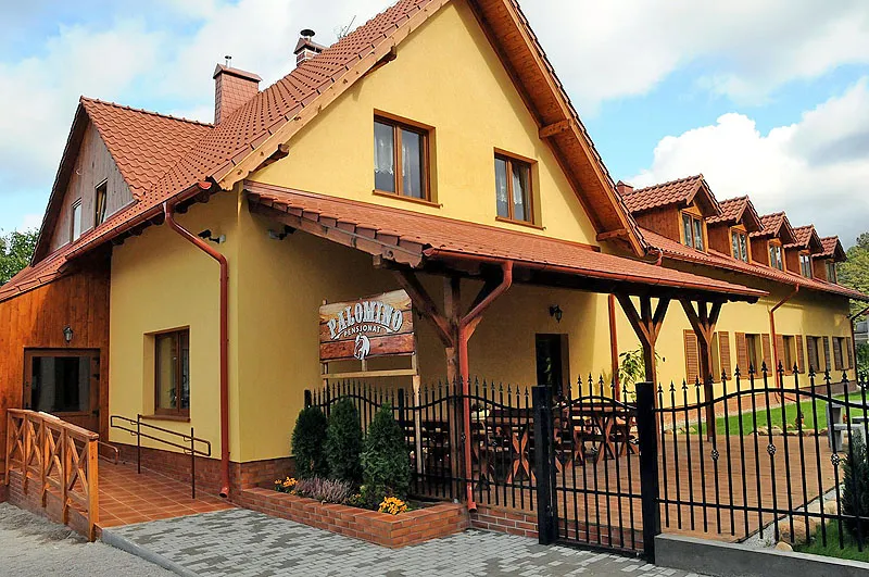 Wejście do budynku pensjonatu, zwieńczone skośnym daszkiem, tworzącym rodzaj ganku.