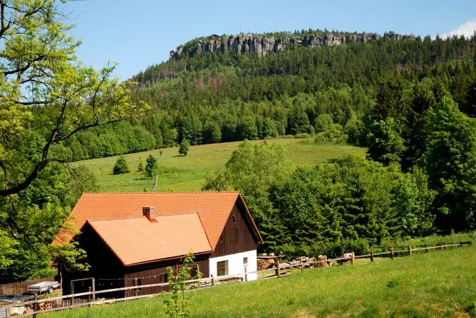 Widok na formacje skalne w otoczeniu natury