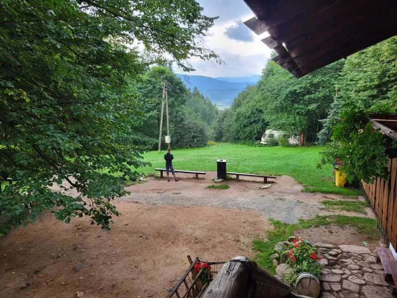 widok z domku drewnianego będącego schroniskiem na panoramę gór