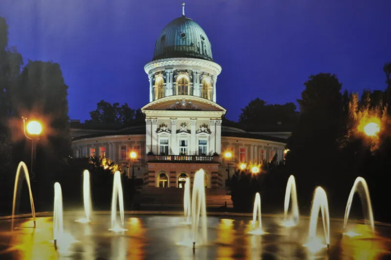 Fontanna przy Uzdrowisku Wojciech Zdrój w Lądku-Zdroju nocą