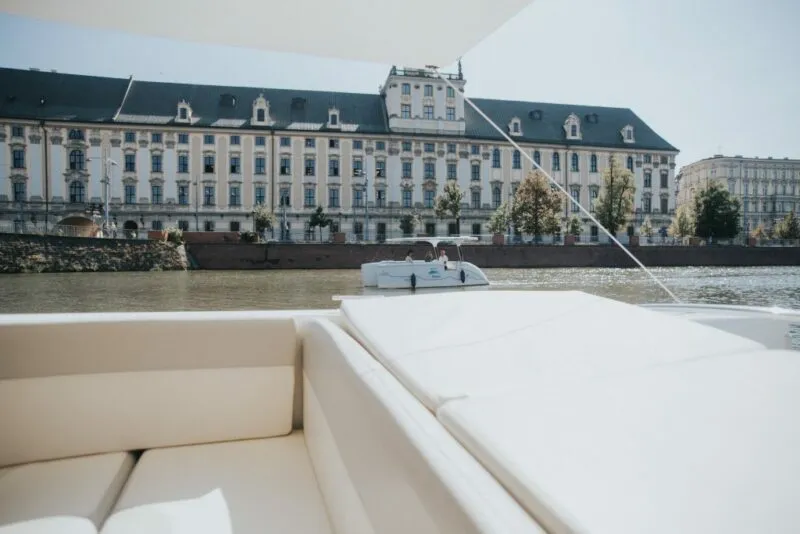 Widok z pokładu katamaranu na Budynek uniwersytetu wrocławskiego