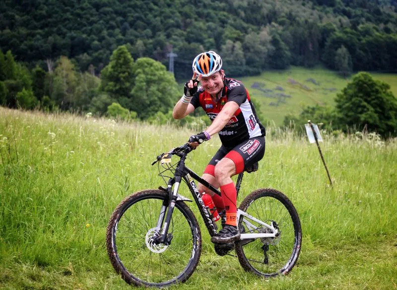 Rowerzysta podczas wyścigu Strefy MTB Sudety