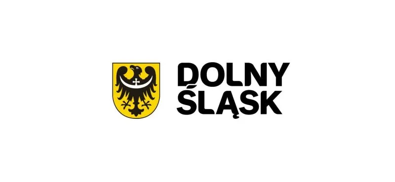 Logo Dolnego Śląska. Po lewej stronie znajduję się Herb Dolnego Śląska (czarny orzeł na zółtym tle z biała przepaską w kształcie półksiężyca, a na jej środku znajduj