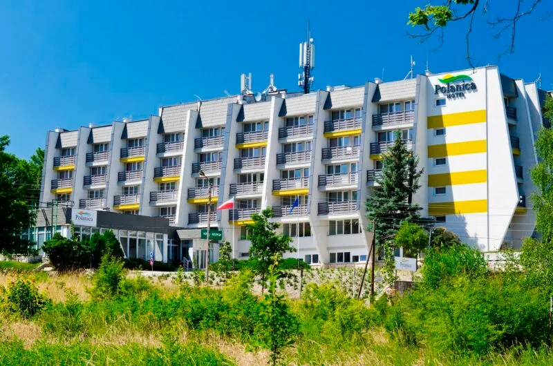 Masywny, wielopiętrowy budynek hotelowy.