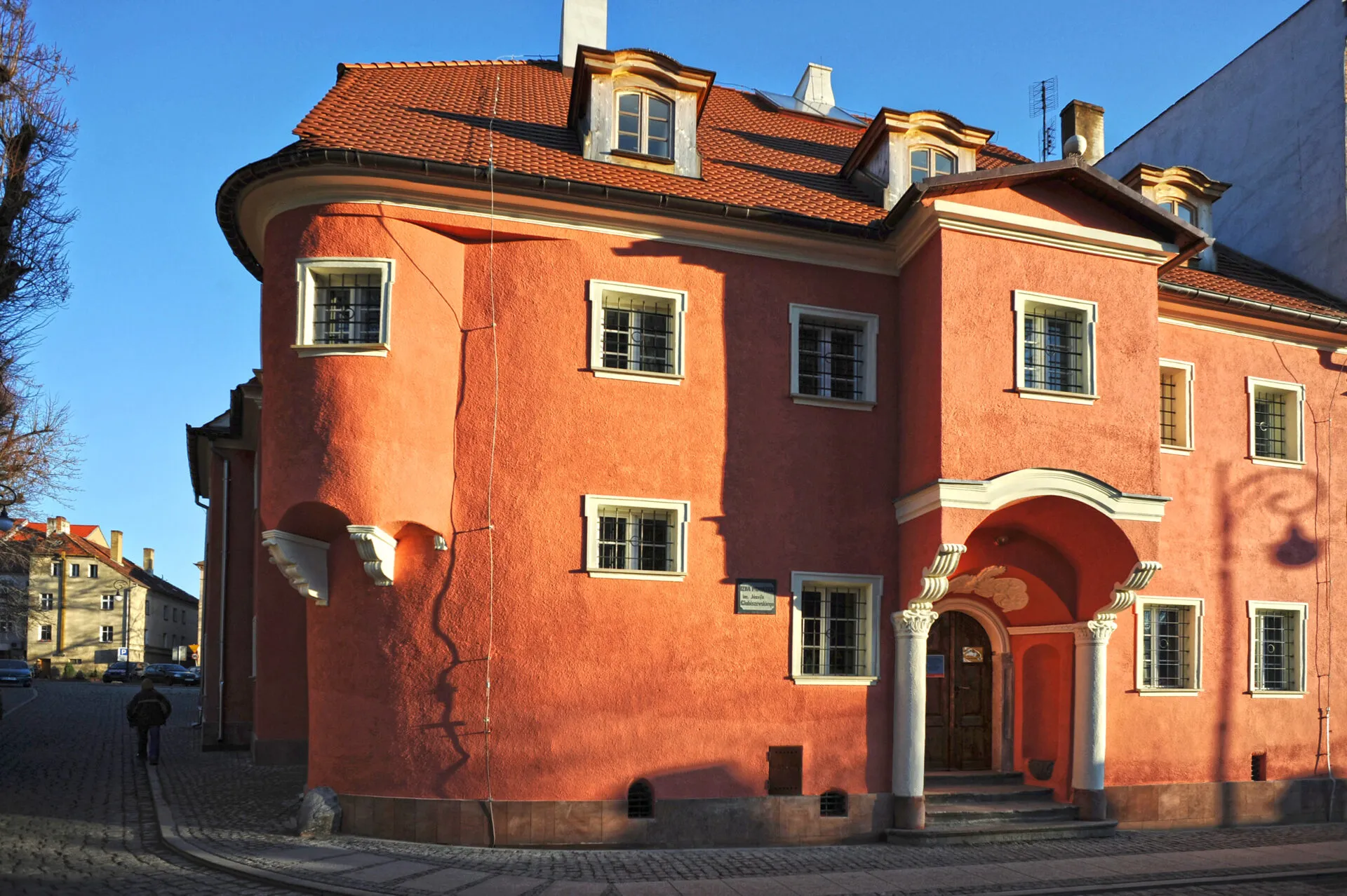duży budynek w kolorze jasno brązowym, z wieloma małymi kwadratowymi oknami