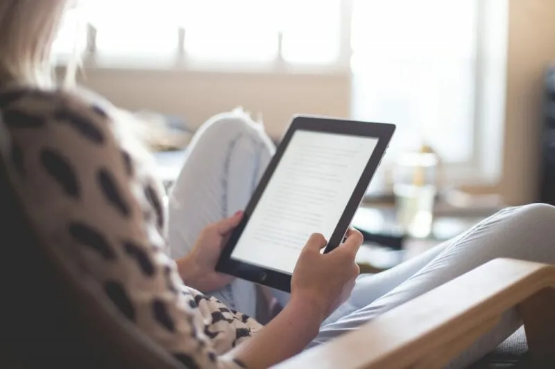 Zdjęcie kobiety trzymającej tablet