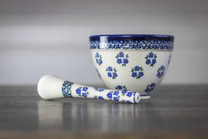 Ozdobne ceramiczne naczynie w biało-niebieskim kolorze.