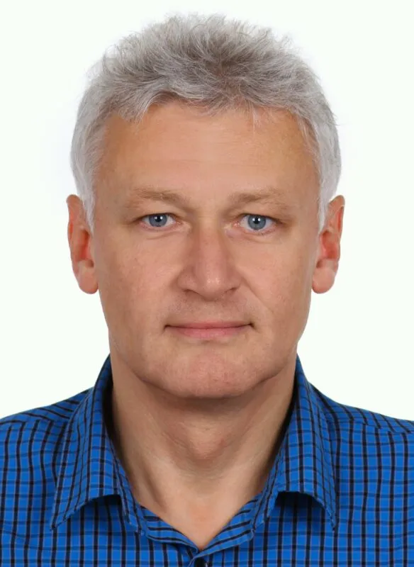 zdjęcie mężczyzny w niebieskiej koszuli na białym tle, zdjęcie wykonane w formacie zdjęc do dokumentów osobistych