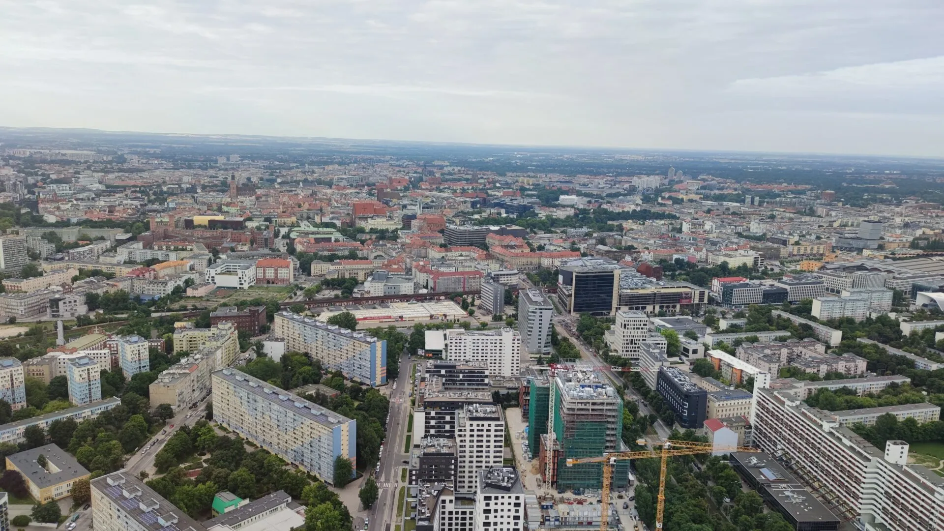 zapierający w dech piersiach widok z 49 piętra wieżowca skytower. Panorama ukazana na zdjęciu obejmuje stare miasto wrocławia