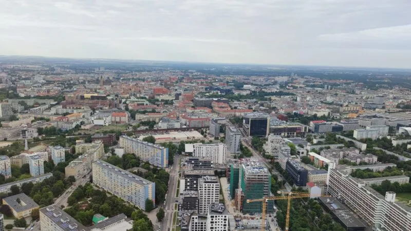 zapierający w dech piersiach widok z 49 piętra wieżowca skytower. Panorama ukazana na zdjęciu obejmuje stare miasto wrocławia