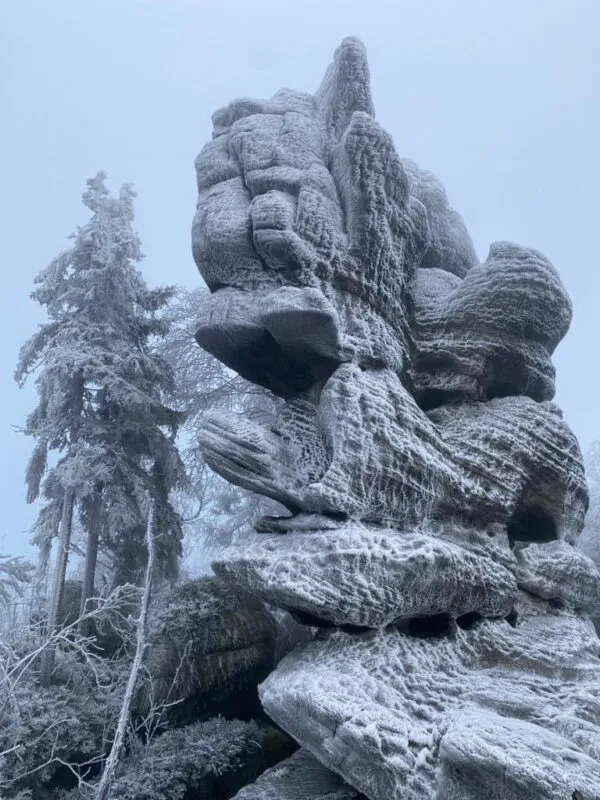 widok na ośnieżoną formację skalną