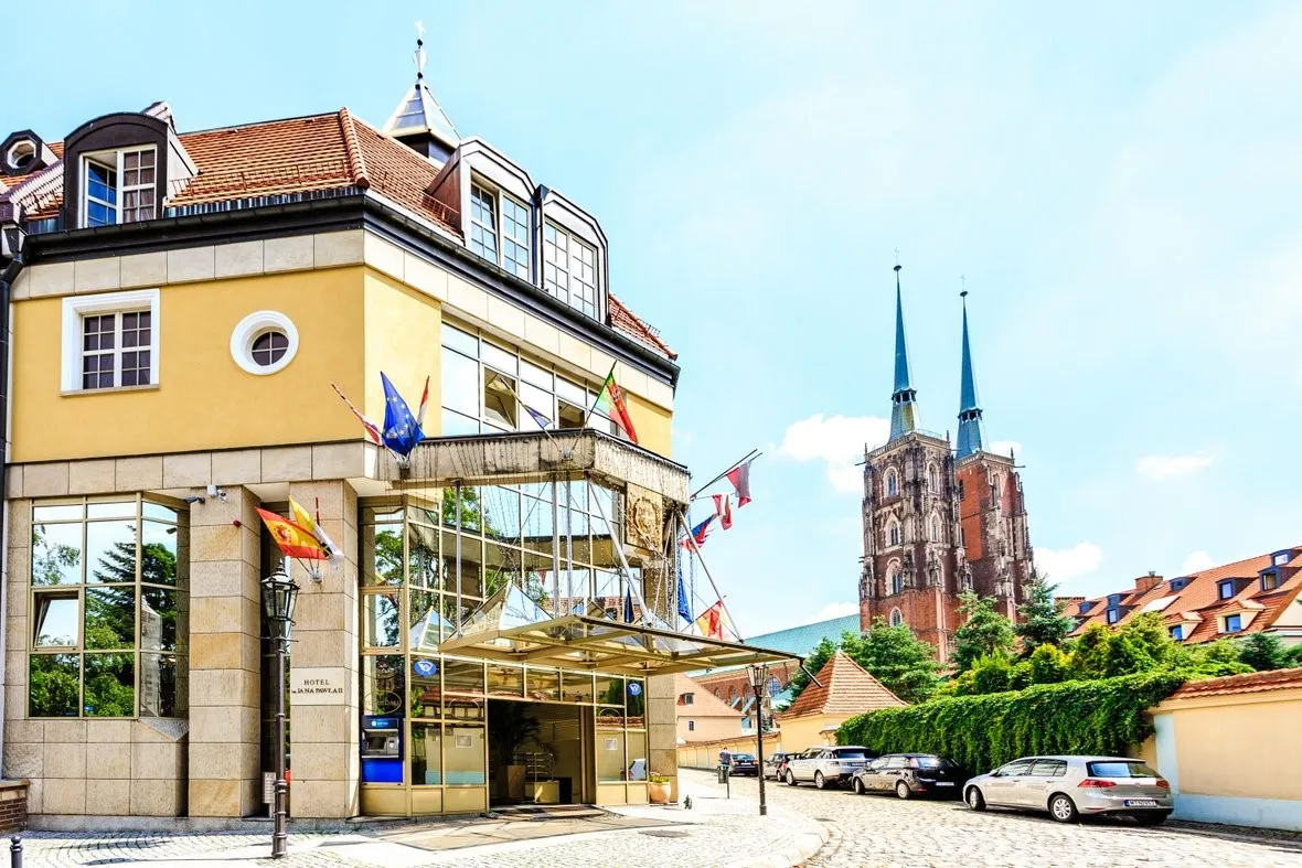 Widok na hotel oraz gotycką katedrę.