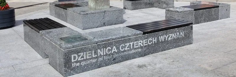 Marmurowy piedestał z nazwą Dzielnicy Czterech Wyznań