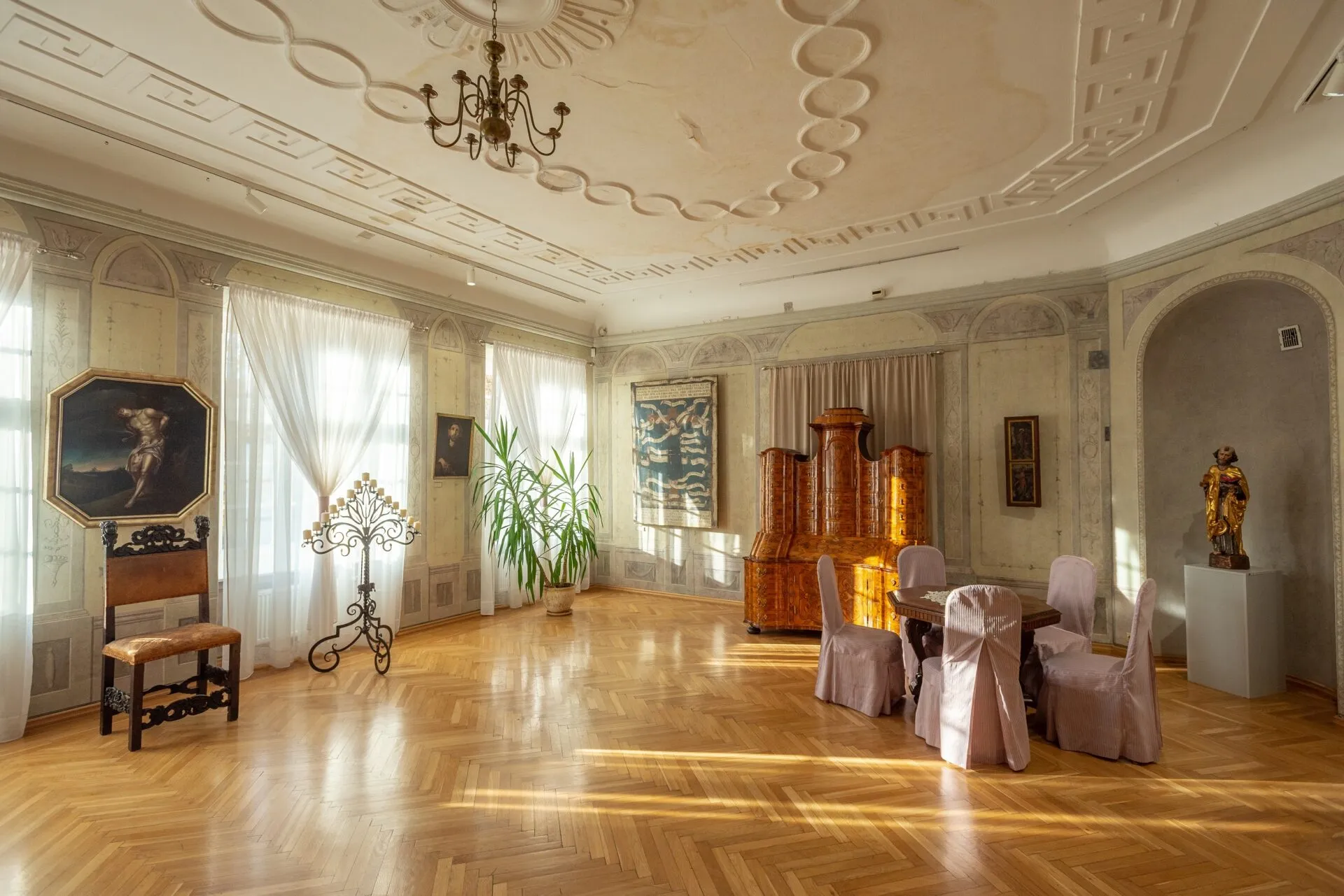Jeden z pokoi w muzeum - zachwycający, zdobiony sufit z delikatnymi ornamentami, w połączeniu z drewnianymi elementami wnętrza.
