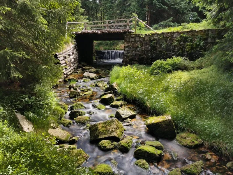 Widok na górski potok oraz mały drewniany most