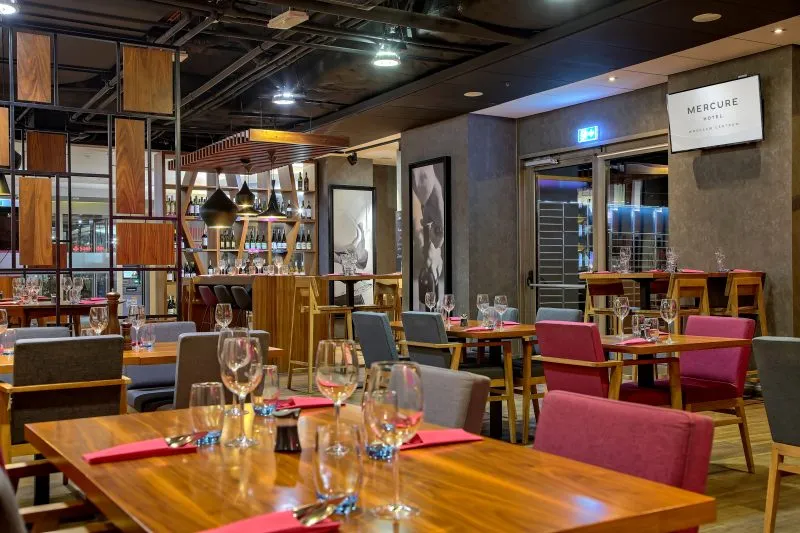 Restauracja hotelowa. Nowoczesne wnętrze z dużą ilością designerskich dekoracji.