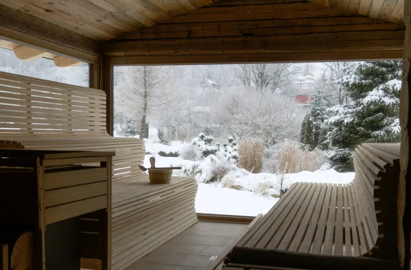 Sauna z otwartą przestrzenią, wyprowadzoną na zimowy ogród.