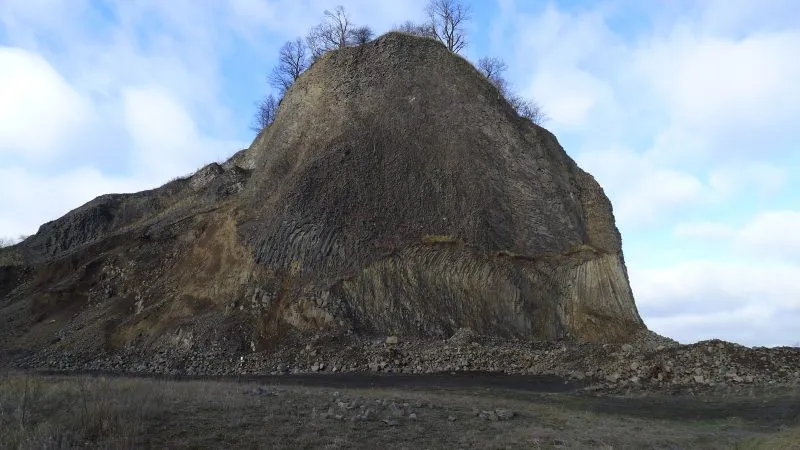widok z bliska na niską góre w trakcie zimy