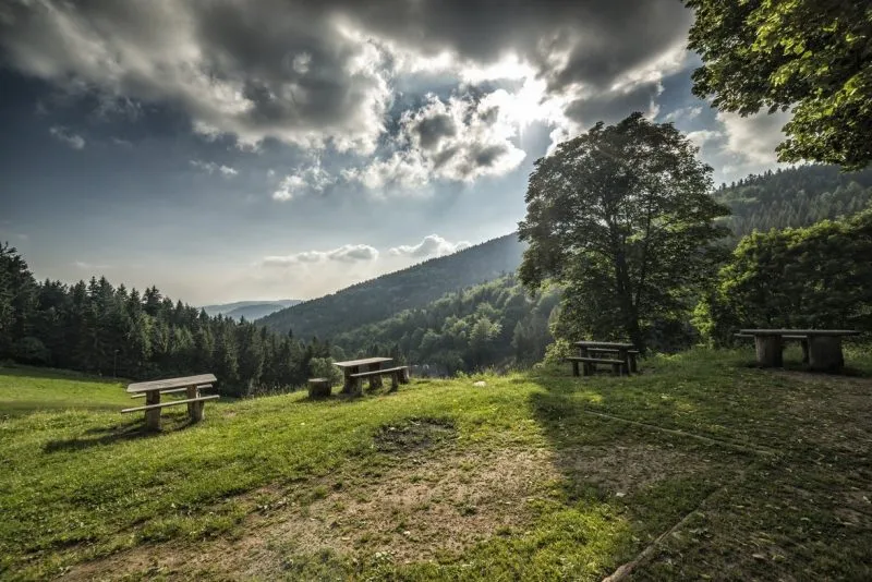 widok od boku wzgórza na panoramę gór