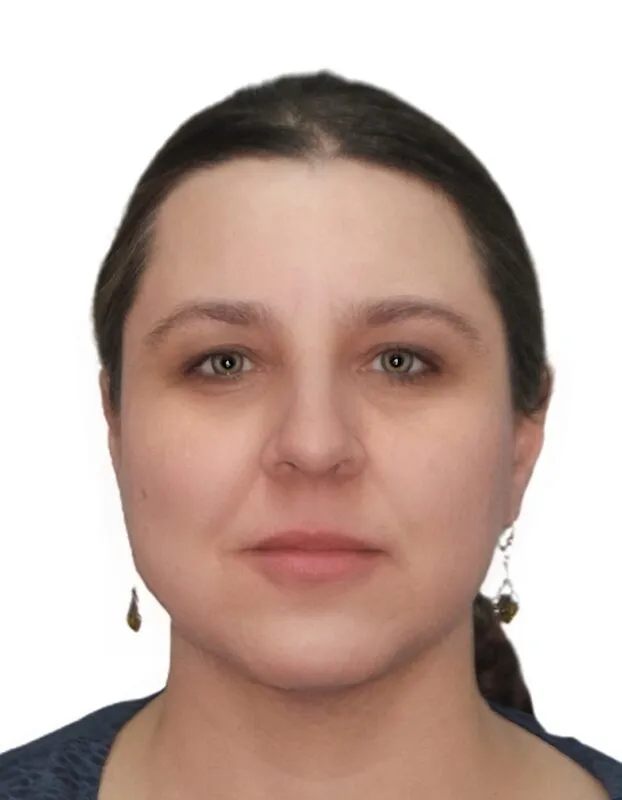 zdjęcie w formie do dowodu osobistego, przedstawiające kobiete z długimi kolczykami, lekko uśmiechającą się do obiektywu