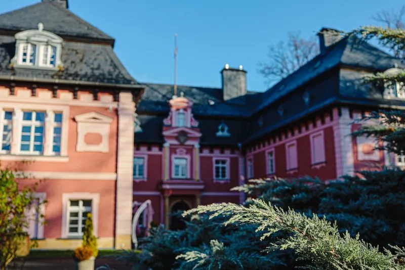 Piętrowy klasycystyczny pałac wybudowany na rzucie podkowy, kryty dachem mansardowym. Po bokach korpusu znajdują się dwa skrzydła wysunięte ku przodowi w formie alkierzy.