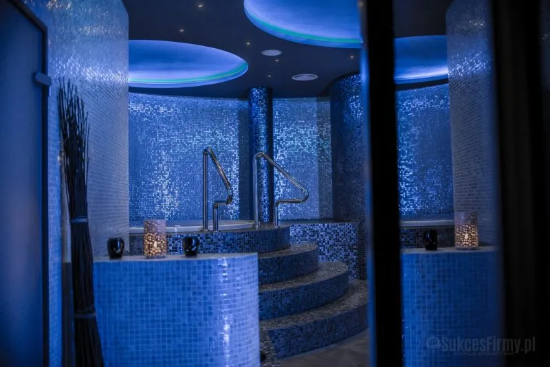 Pomieszczenie z jacuzzi, umieszczonego na podwyższeniu, do którego prowadzą półkoliste schody. Całość pokryta niebieską mozaiką. Na suficie okrągłe niebieskie lampy.