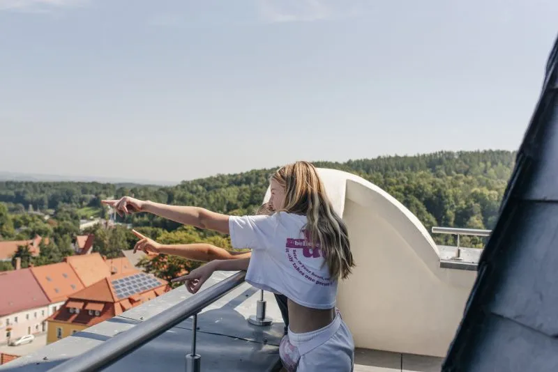 Dziewczynka spoglądająca z wieży widokowej w Złotym Stoku