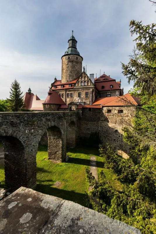 Zdjęcie przedstawia most prowadzący do wejścia do średniowiecznego zamku