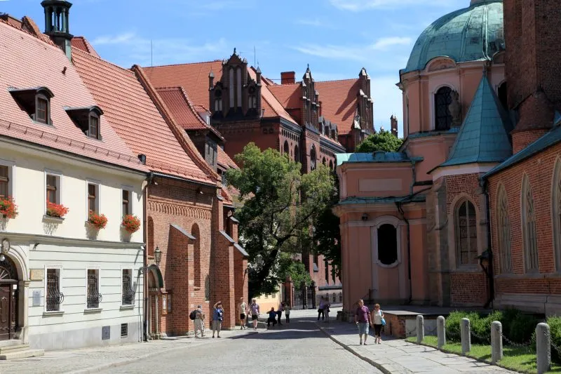 Zabytkowa uliczka na Ostrowie Tumskim tuż obok Katedry we Wrocławiu