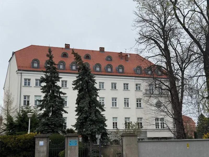 Zdjęcie przedstawia Dom Sióstr Notre Dame od głównego wejścia