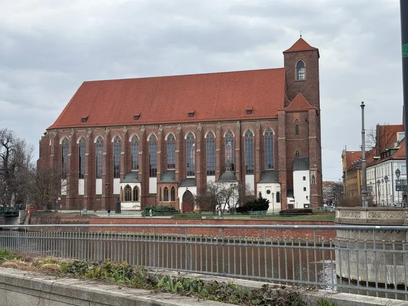 Zdjęcie przedstawia kościół Rzymskokatolicki pod wezwaniem NMP na piasku