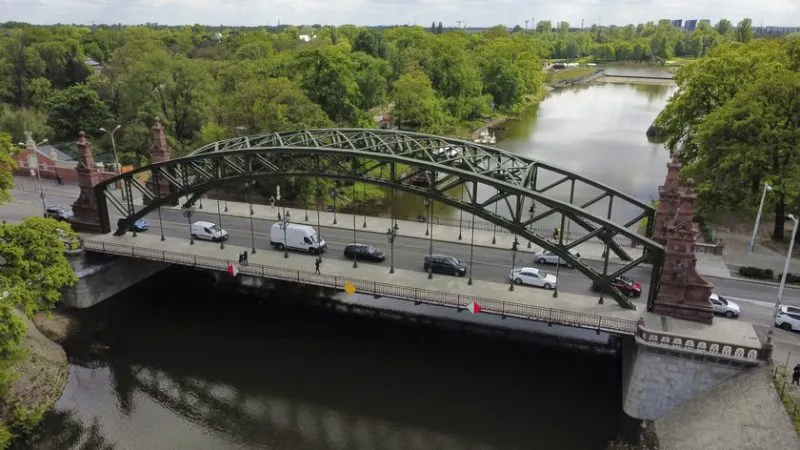 widok z drona na krótki metalowy, brązowy most