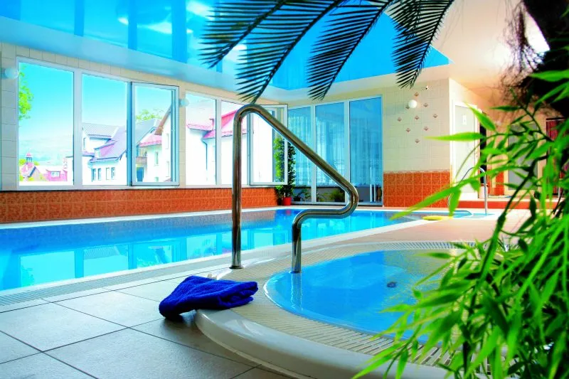 Wewnętrzny basen hotelowy, z drobna roślinnością tropikalną.