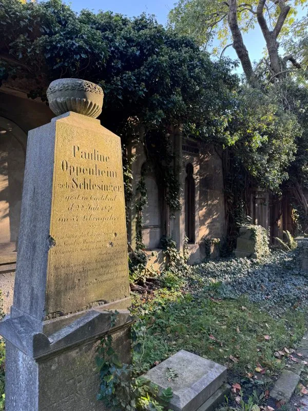 Zdjęcie przedstawia nagrobek Pauline Oppenheim